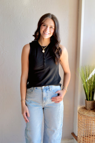Sleeveless snap button top