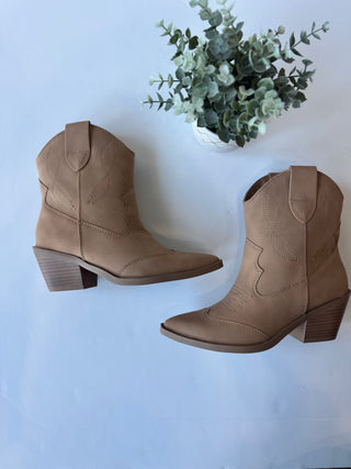 Camel short boots